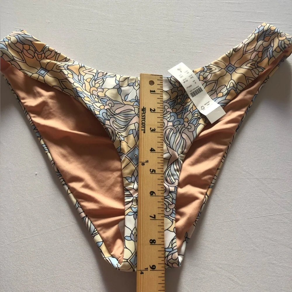 Active curved-waist cheeky bikini bottom in kaleidoscope print size M